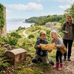 Tag børnene med på skattejagt: Danmarks bedste familieruter med historie og natur